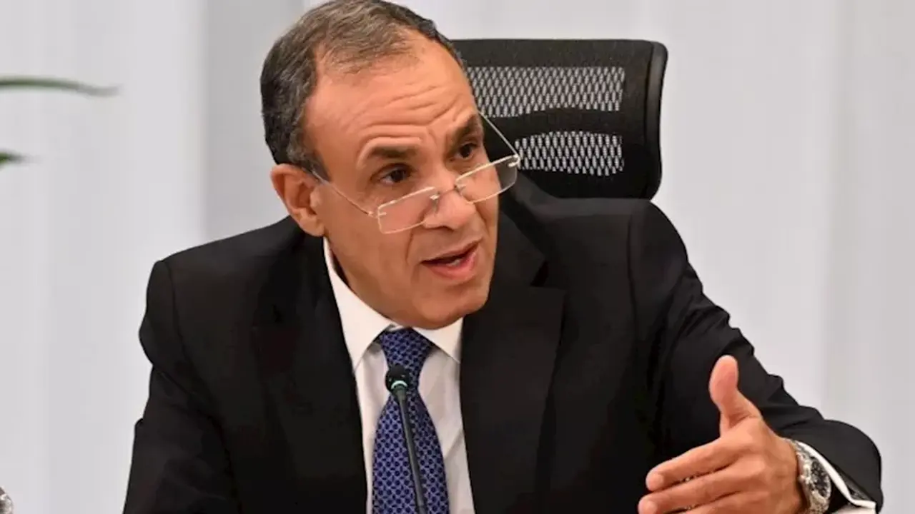 وزير الخارجية يؤكد وقوف مصر بجانب حكومة وشعب الكويت في أزمتهم الحالية